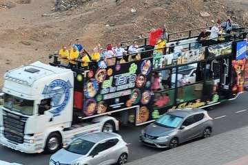 Tres carrozas anuncian por las calles de Telde el inicio del Carnaval/TA y Jesús Ruiz Mesa.